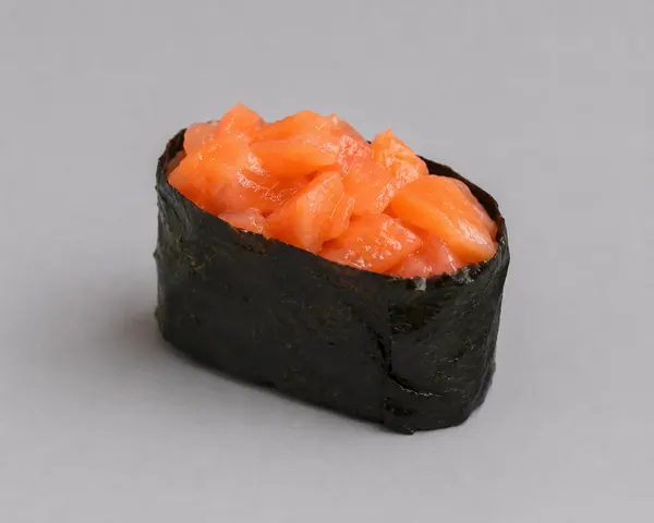 Гункан с лососем